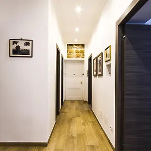Apartment Colossehome - Dream House Around The Corner From Colosseum, Rome